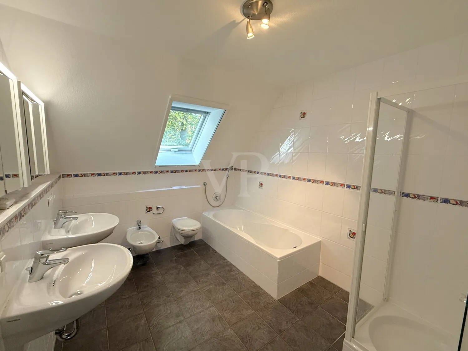 Dusch- und Wannenbad 1. OG