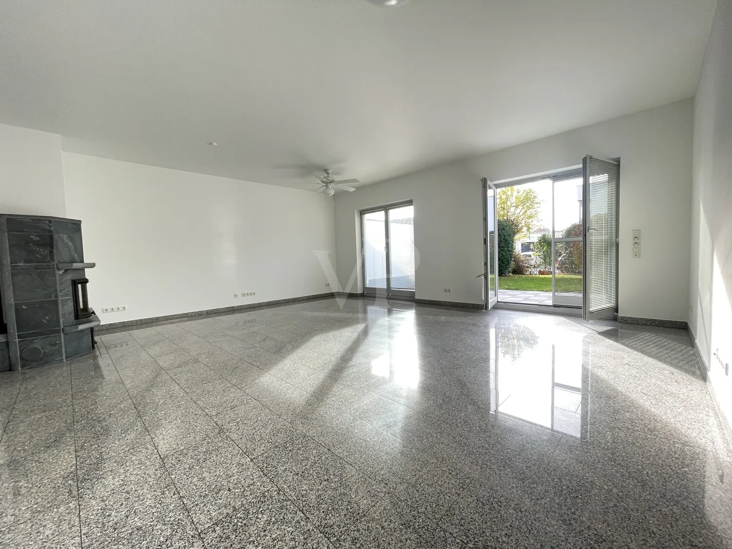 Wohnzimmer mit Ausgang zur Terrasse