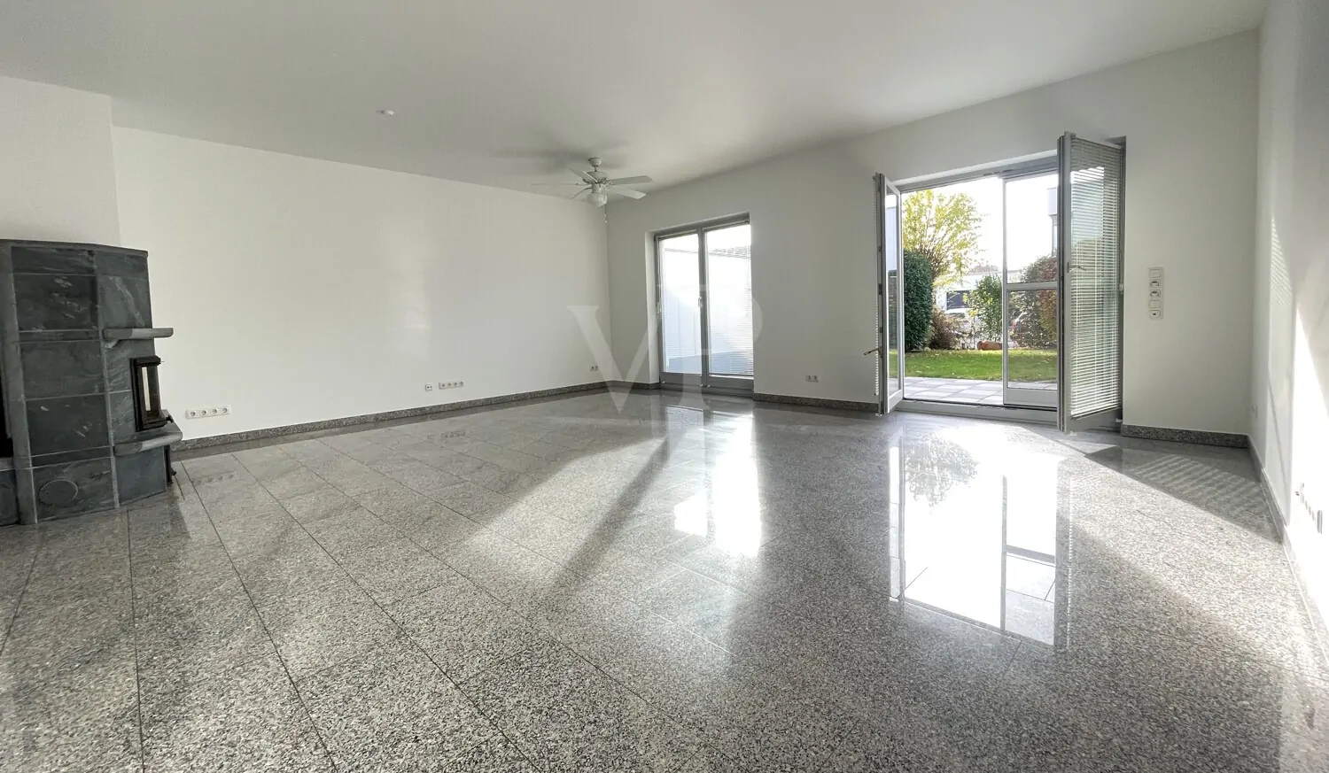 Wohnzimmer mit Ausgang zur Terrasse