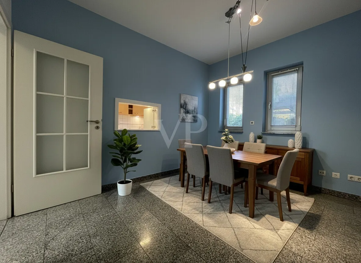 Esszimmer mit Durchreiche und Beispielmöblierung