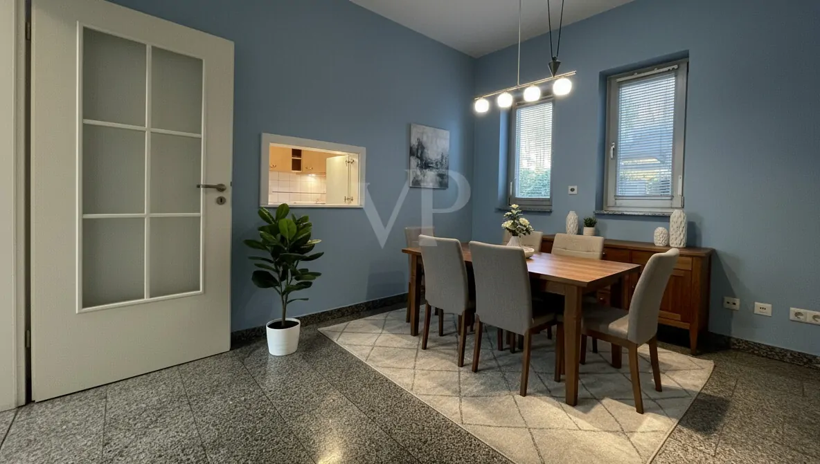 Esszimmer mit Durchreiche und Beispielmöblierung