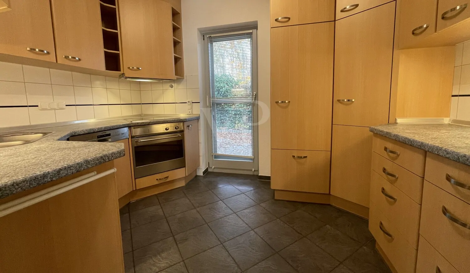 Küche mit Ausgang zur hinteren Terrasse