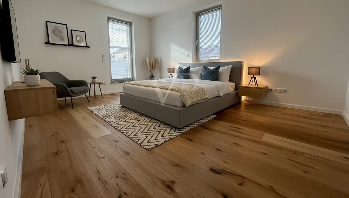 Schlafzimmer 1 mit Zugang zum Balkon und Beispielmöblierung