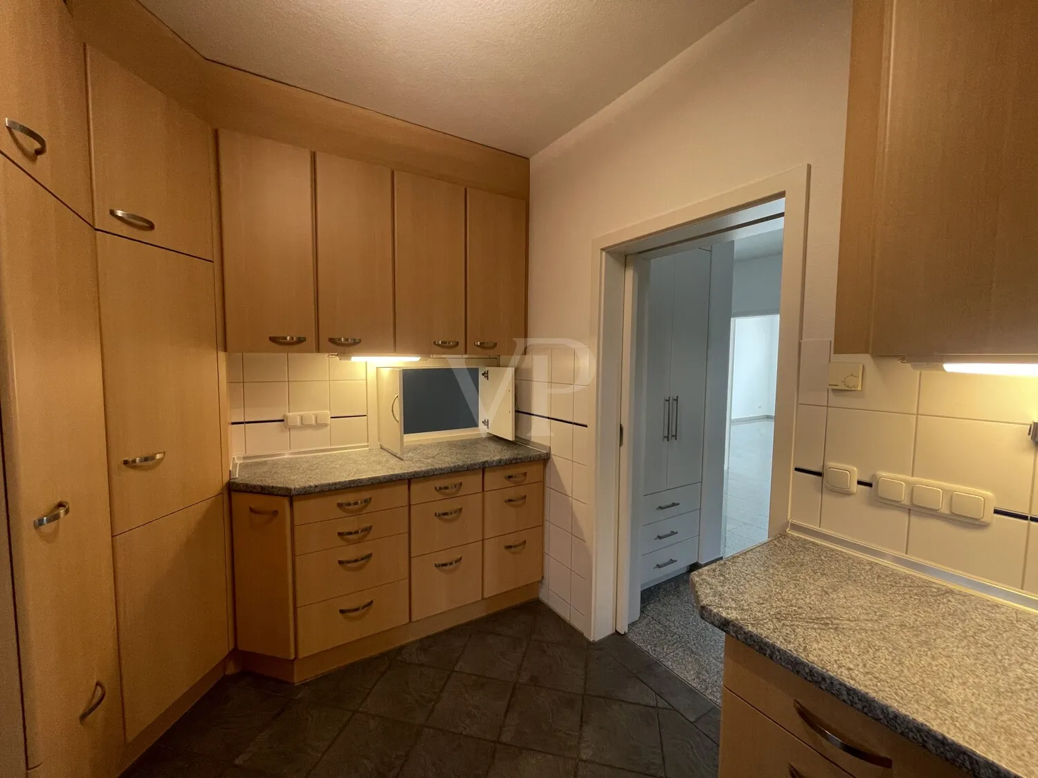 Küche Perspektive mit Durchreiche zum Esszimmer