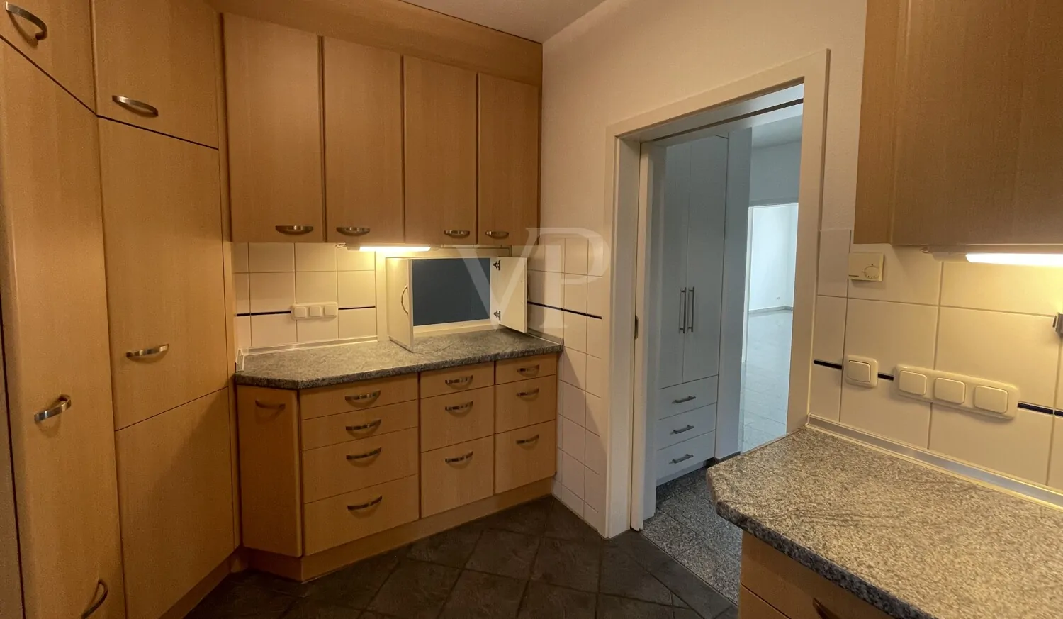 Küche Perspektive mit Durchreiche zum Esszimmer