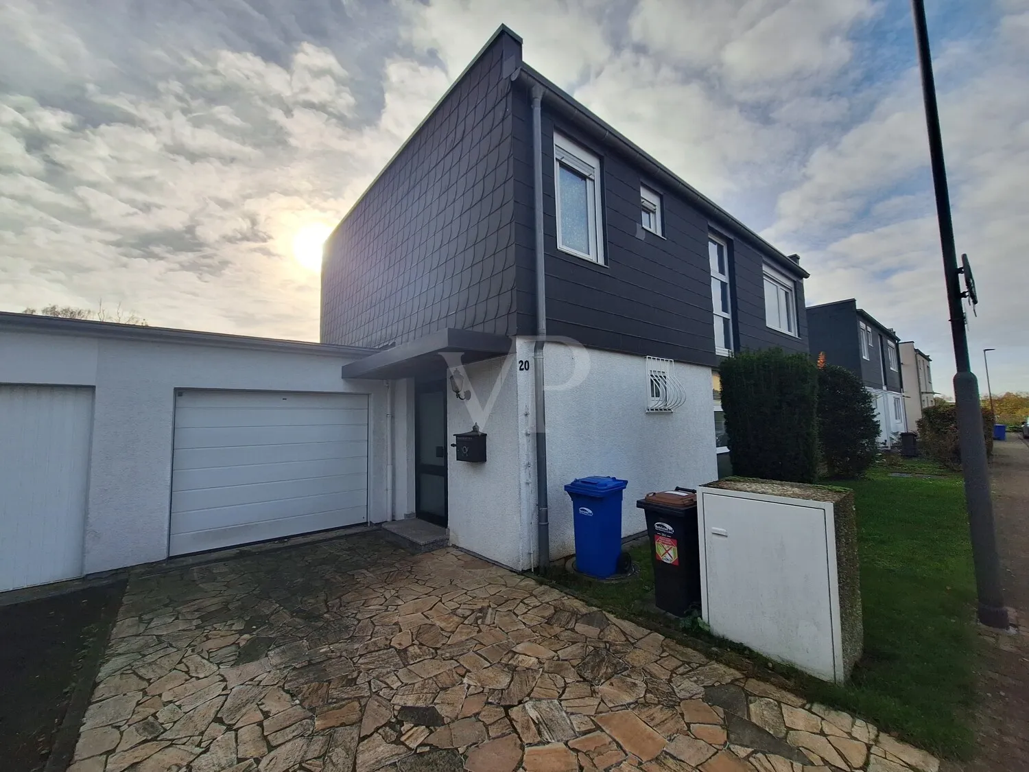 Außenansicht mit Garage