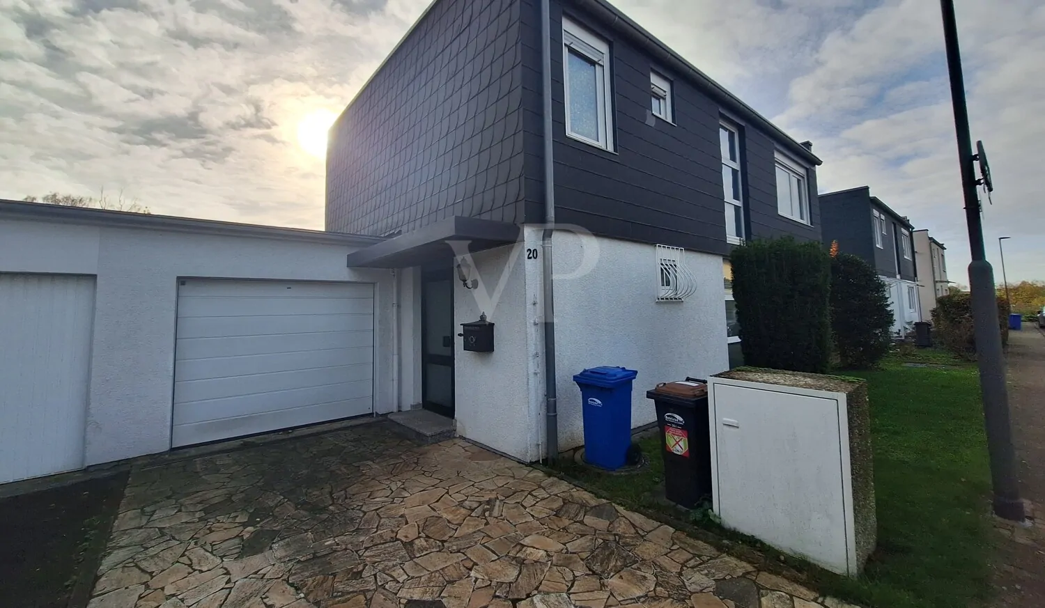 Außenansicht mit Garage