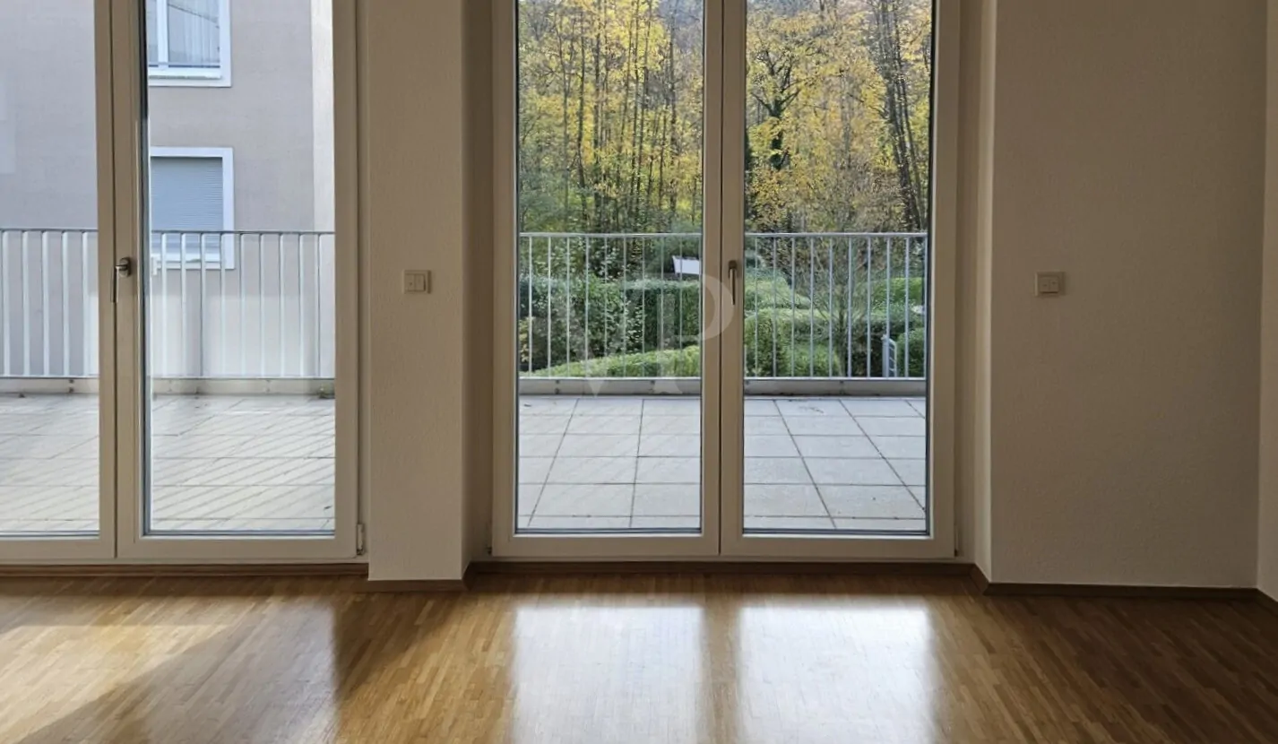 Wohnzimmer mit Balkonzugang