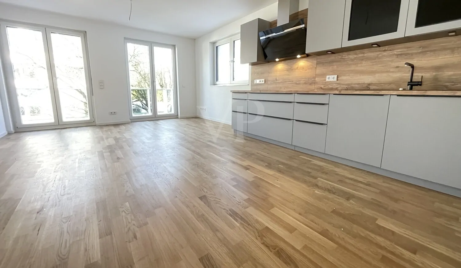 Helles Wohn-Esszimmer mit offener Küche