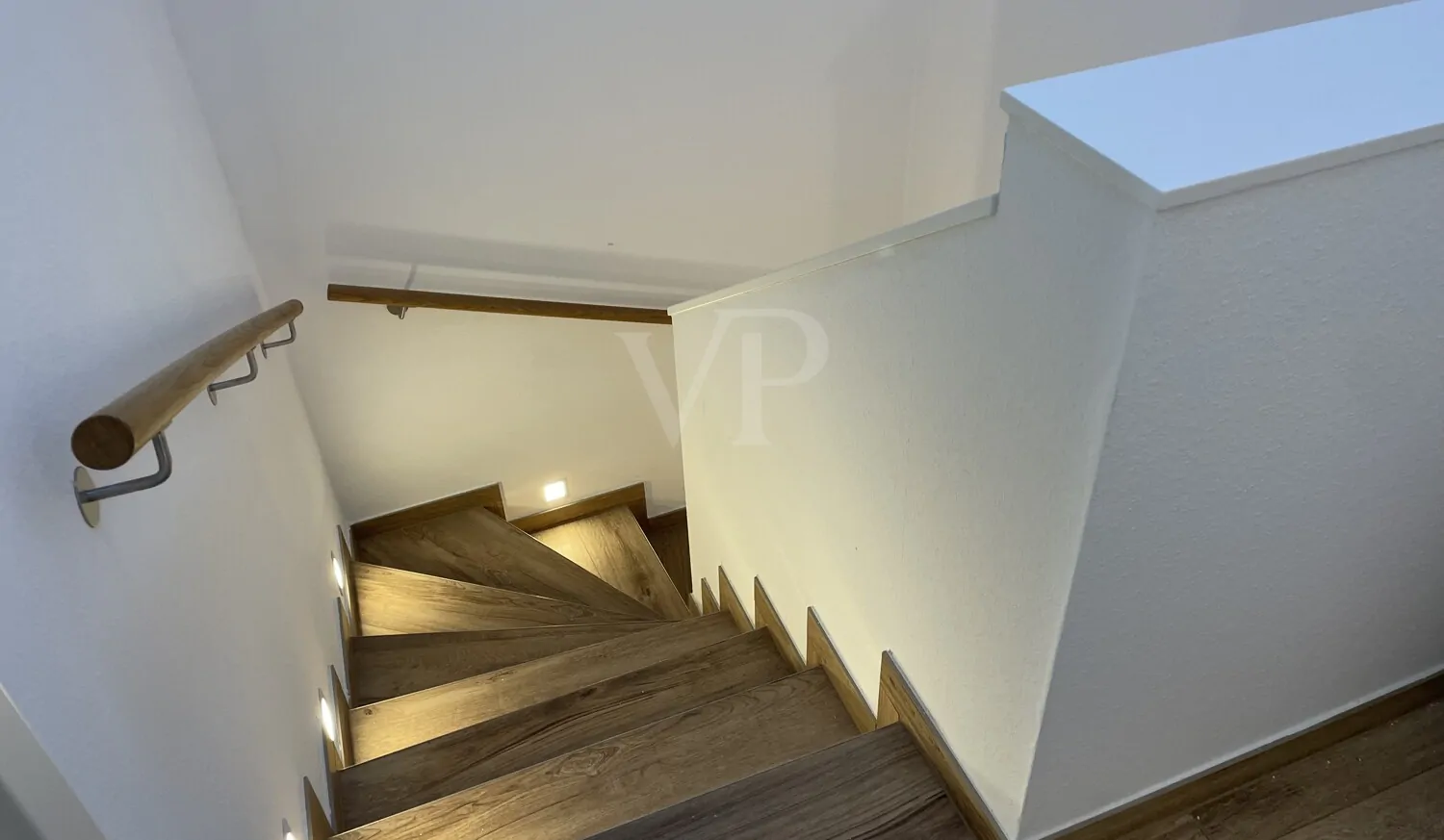 Treppe mit privater Empore für Garderobe