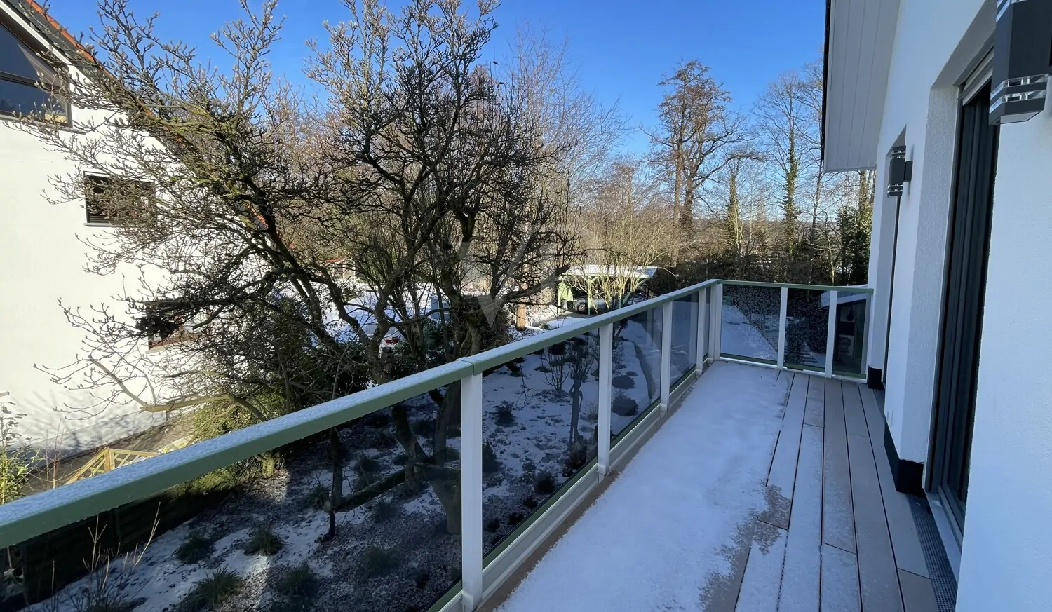 Seitlicher Balkon mit Blick in den Garten und Richtung Kirdorfer Feld