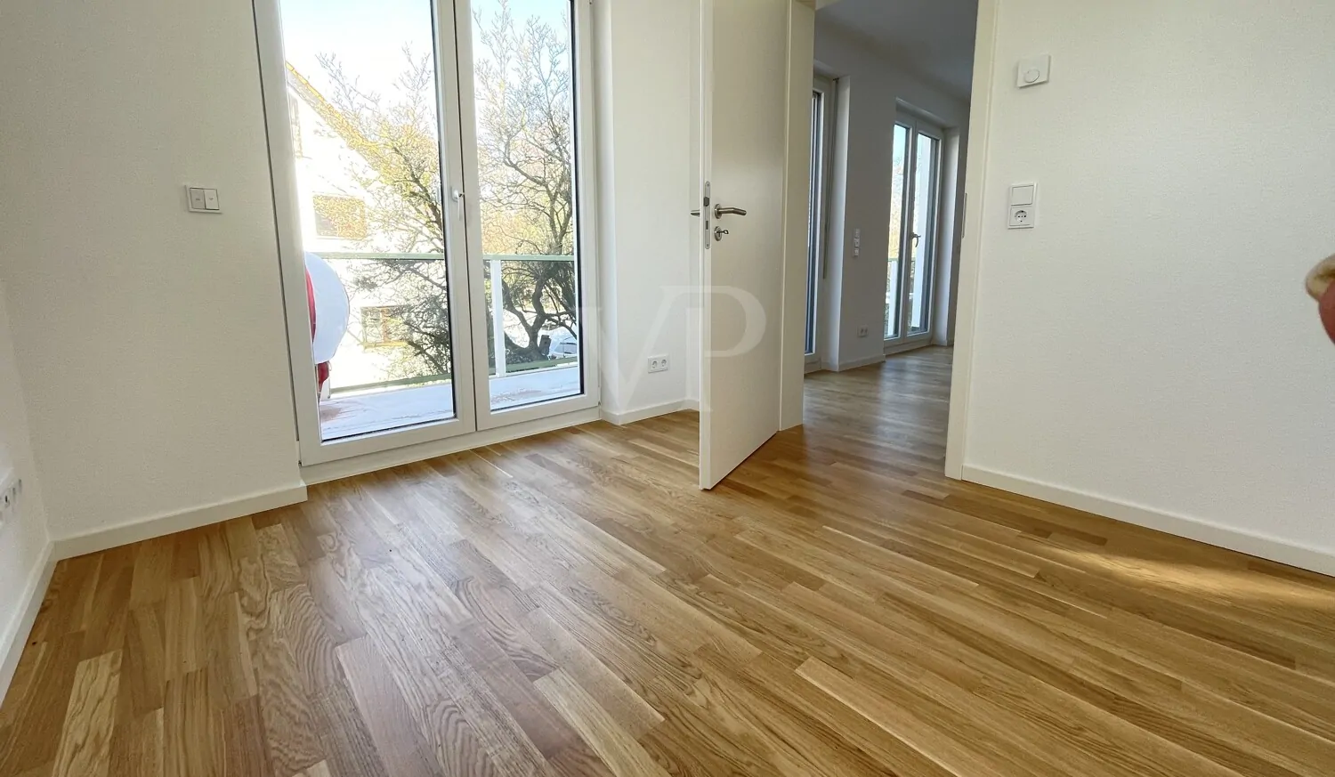 Arbeits- und Gästezimmer mit Ausgang zum seitlichen Balkon