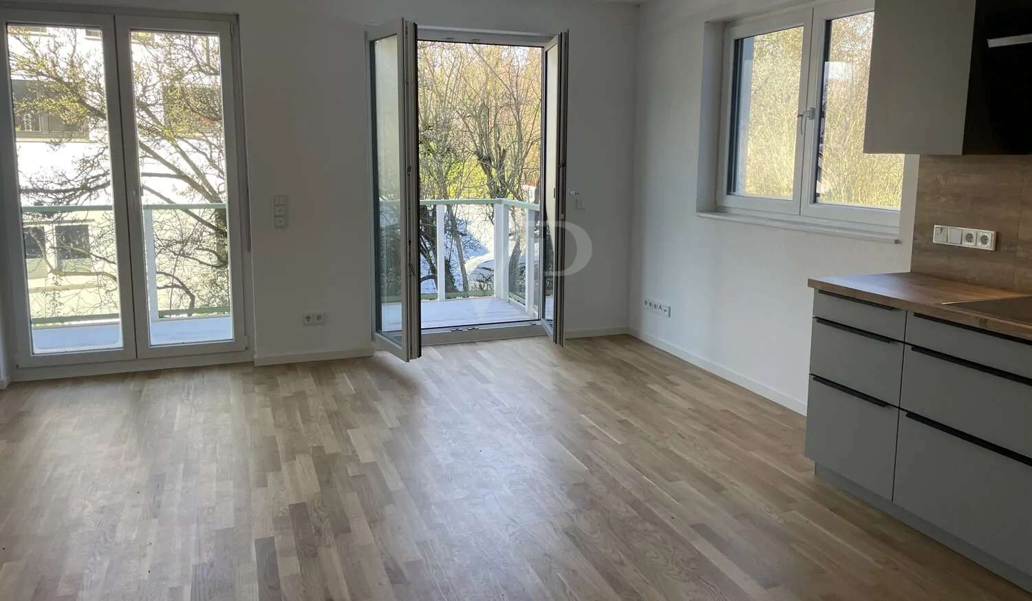 Wohnzimmerbereich mit Ausgang zum seitlichen Balkon