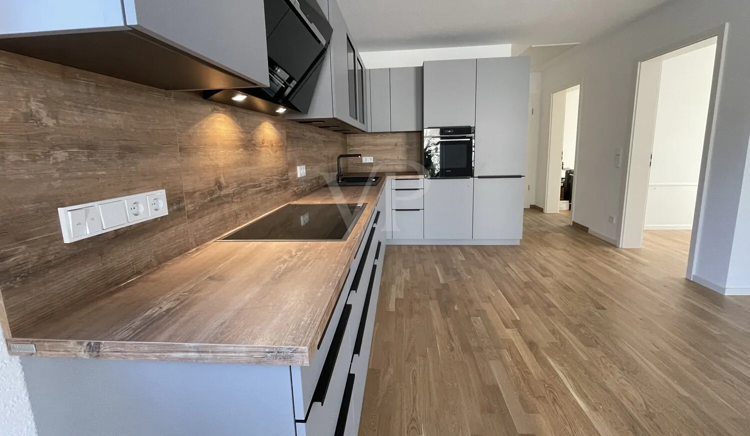 Großzügige Einbauküche mit Essplatz davor