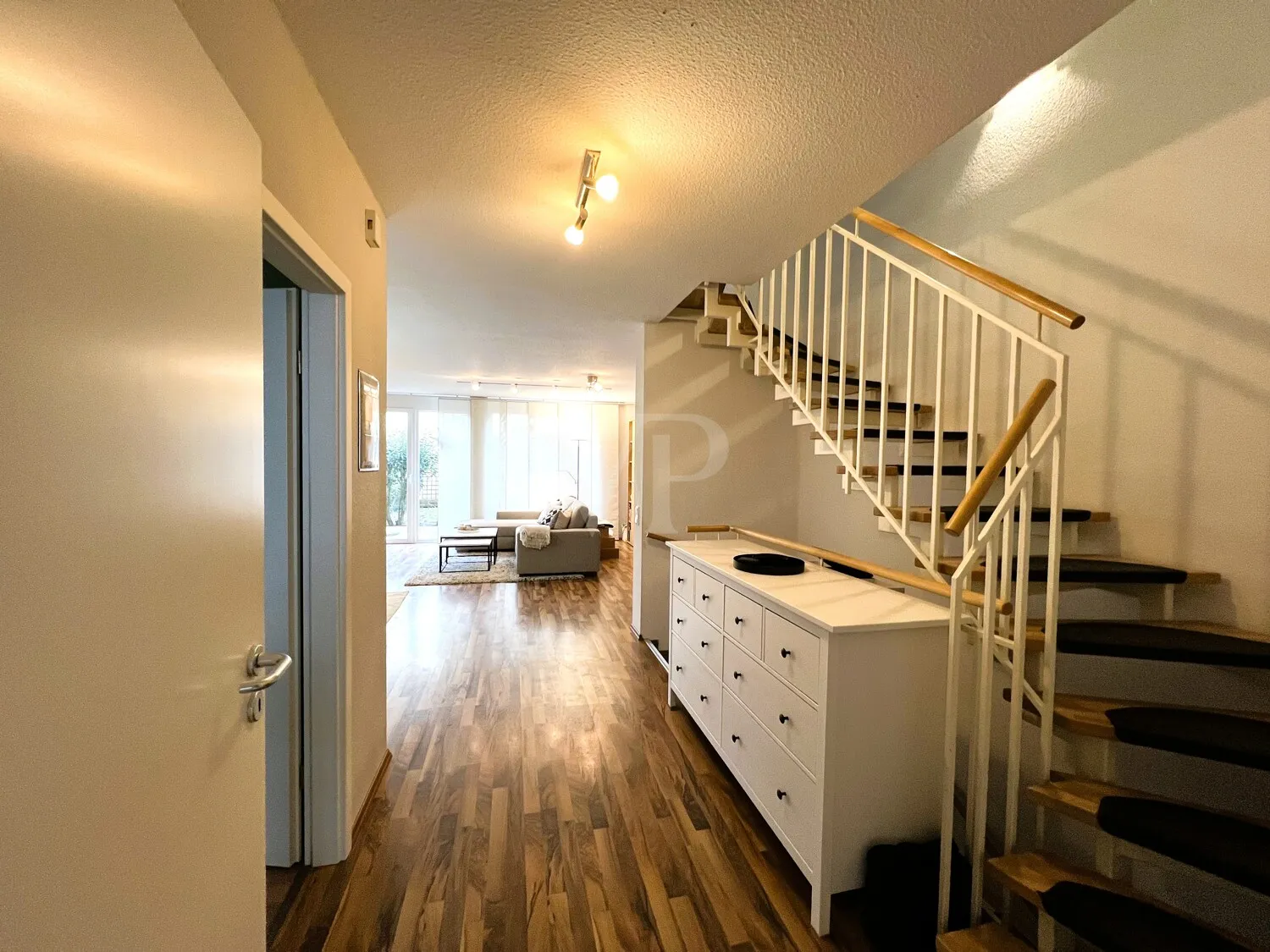 Haus-in-Haus-Ensemble: Modernes Familiendomizil mit Garten in der Stadtmitte!