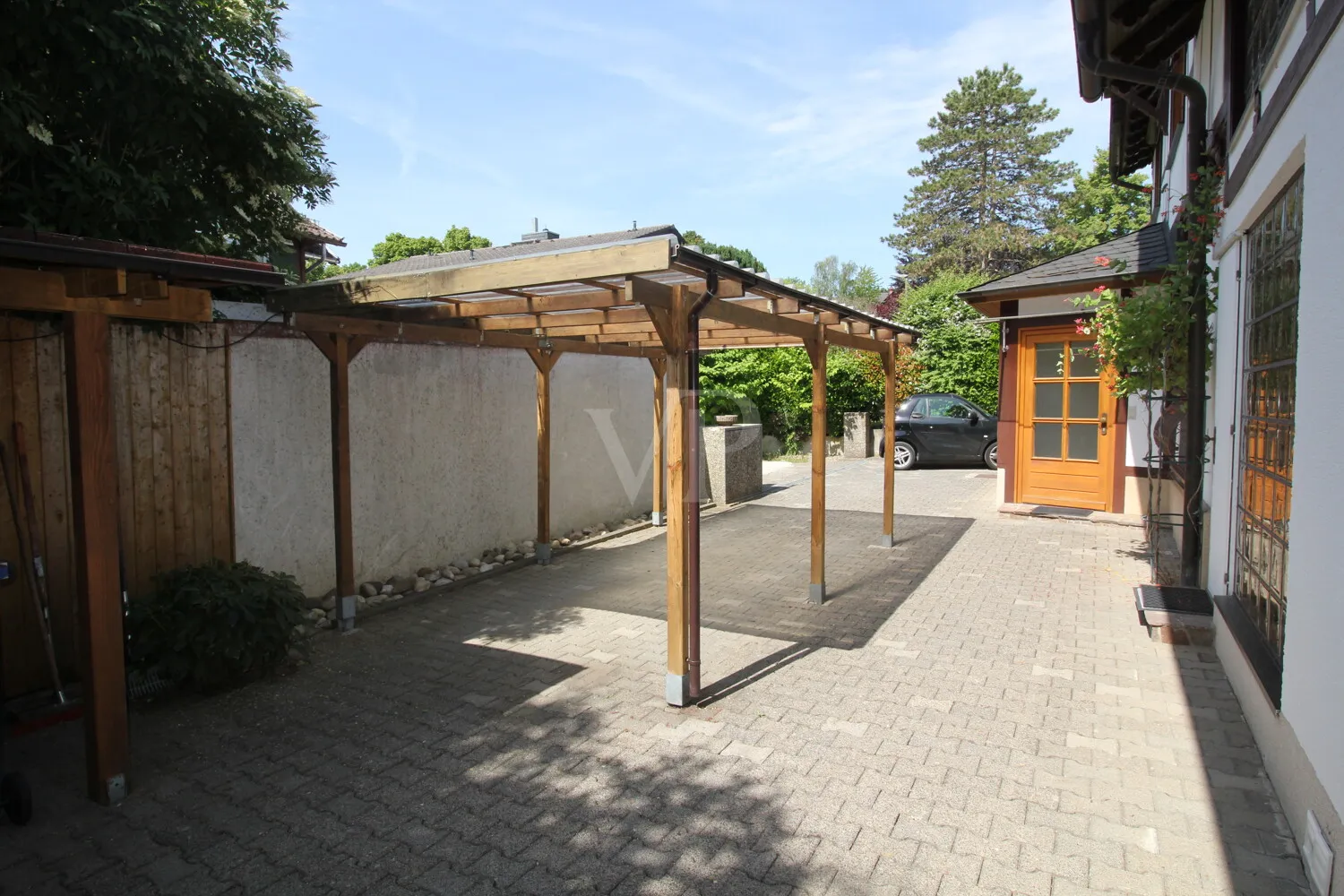 Hof mit Carport