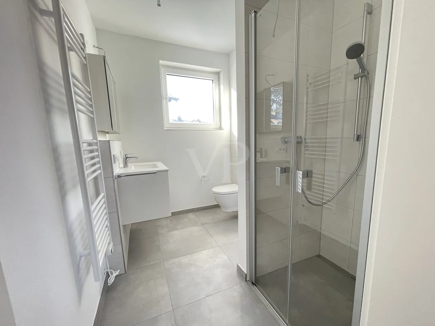 Tageslicht Bad mit großer Dusche