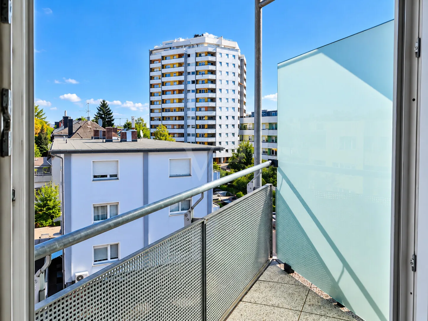 Sonniger Balkonblick auf die Stadt