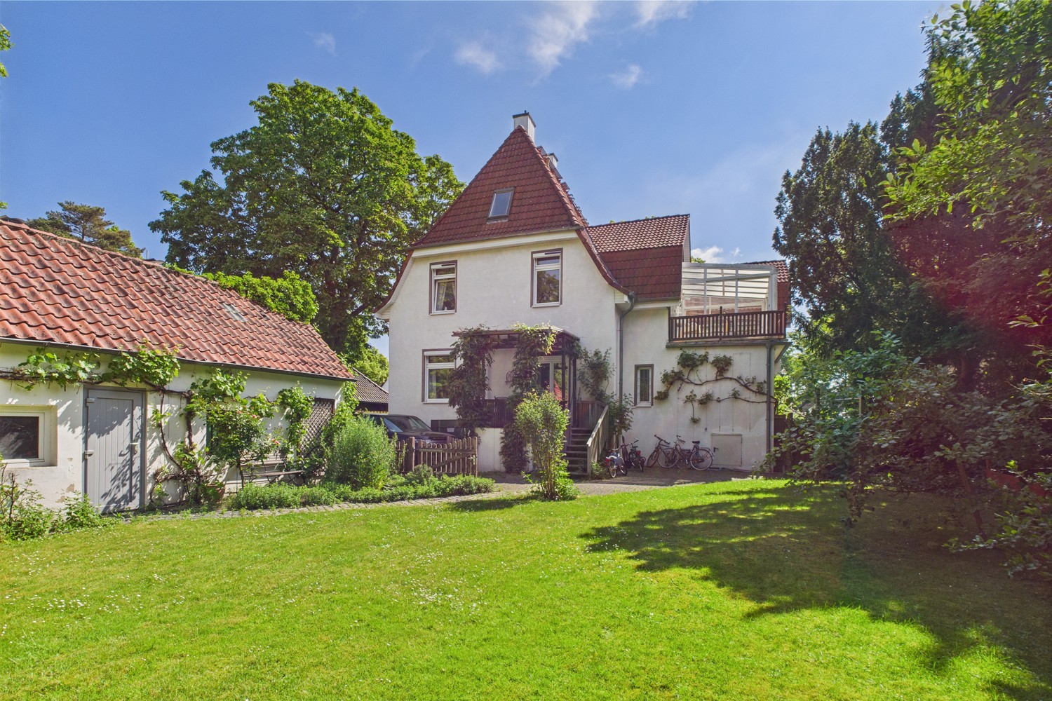 Nebengebäude und Haus