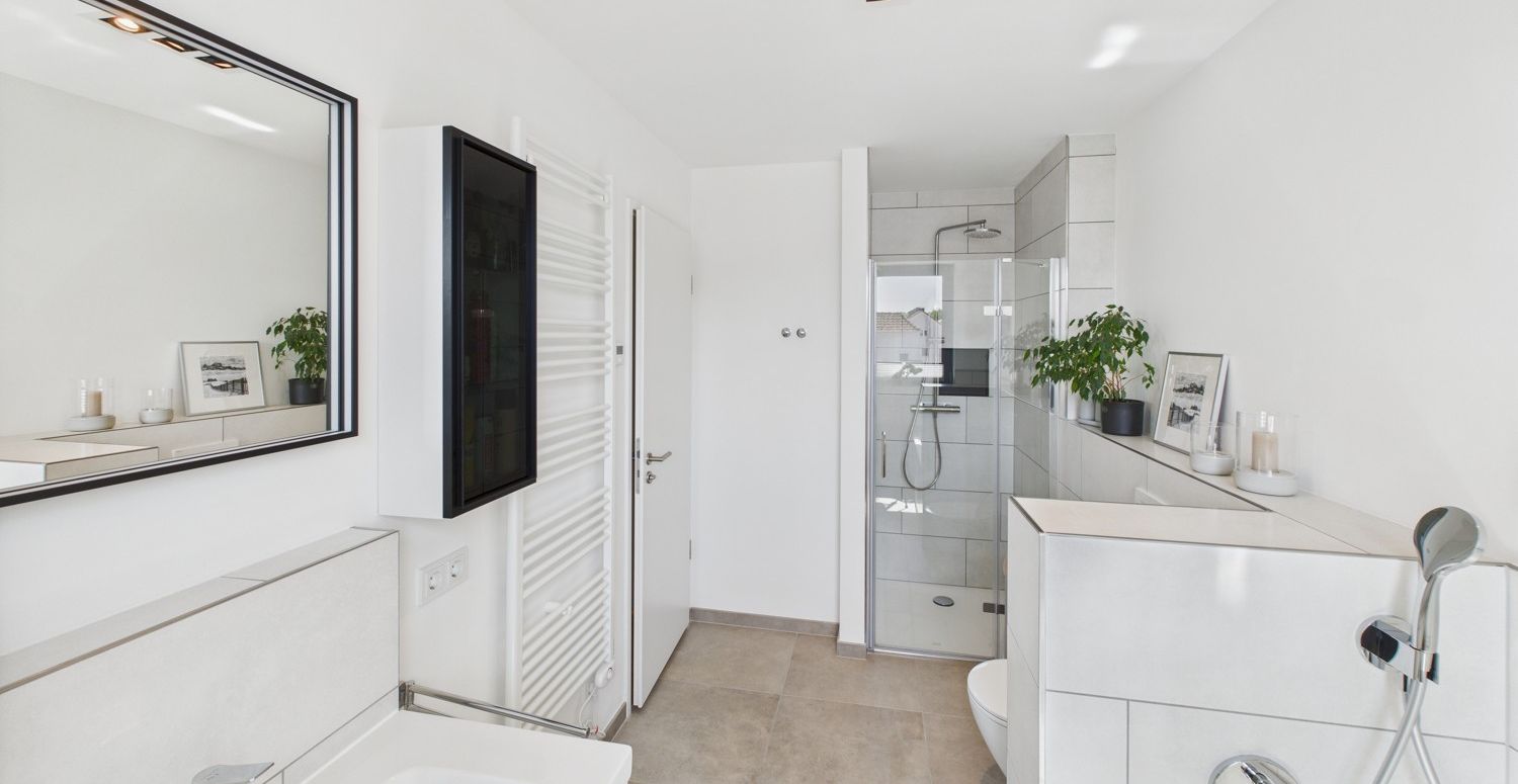 Helles Tageslichtbad:Bodentiefe, barrierefreie Dusche mit Markenkomfort ( Villeroy & Boch, Geberit)
