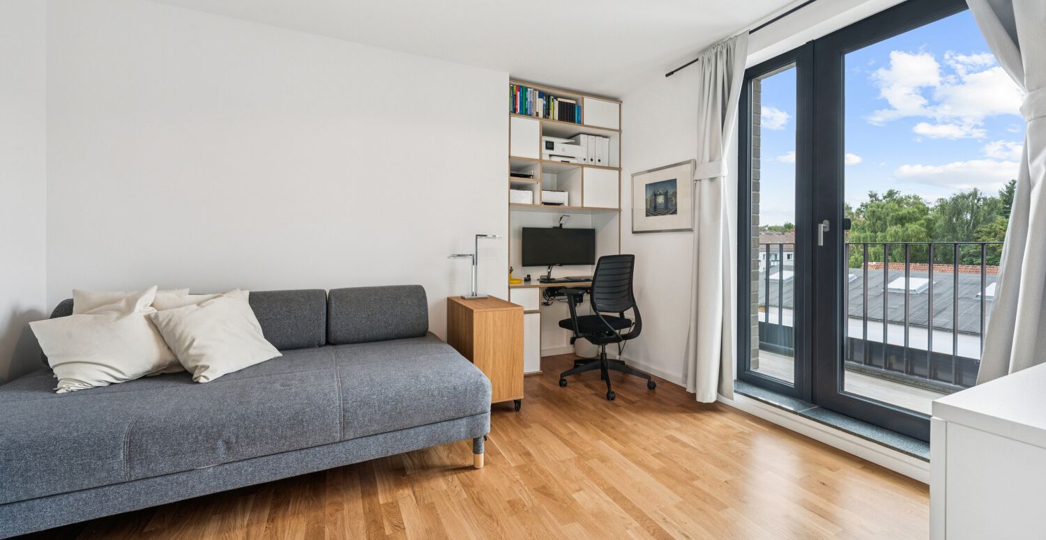 2. Schlafzimmer/Arbeitszimmer, maßgeferigte Einbauten