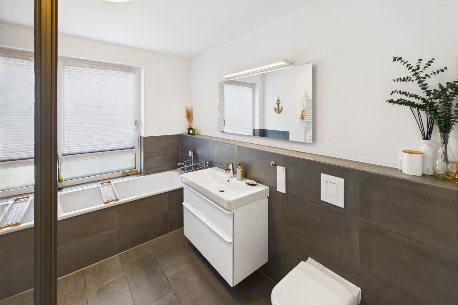 Badezimmer mit Dusche und Badewanne (1. OG)