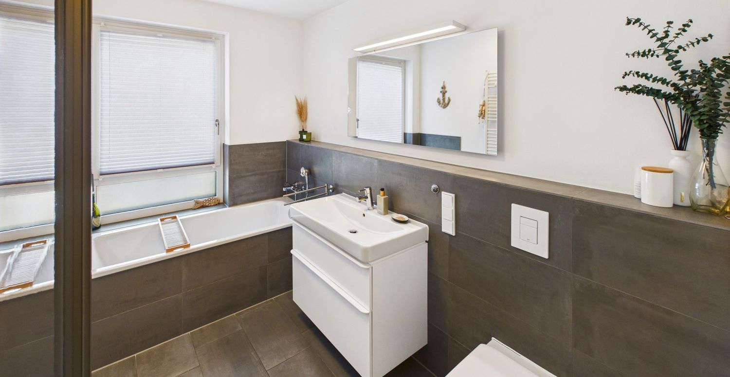 Badezimmer mit Dusche und Badewanne (1. OG)