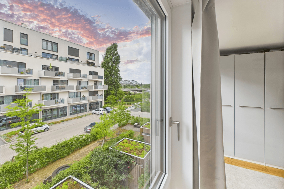 Ausblick aus dem Schlafzimmer zum Mittellandkanal (2. OG)