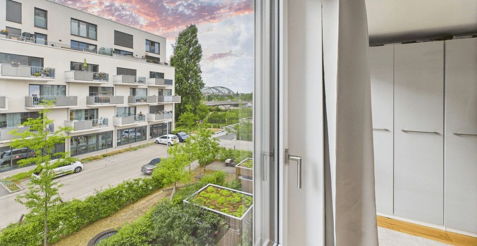 Ausblick aus dem Schlafzimmer zum Mittellandkanal (2. OG)