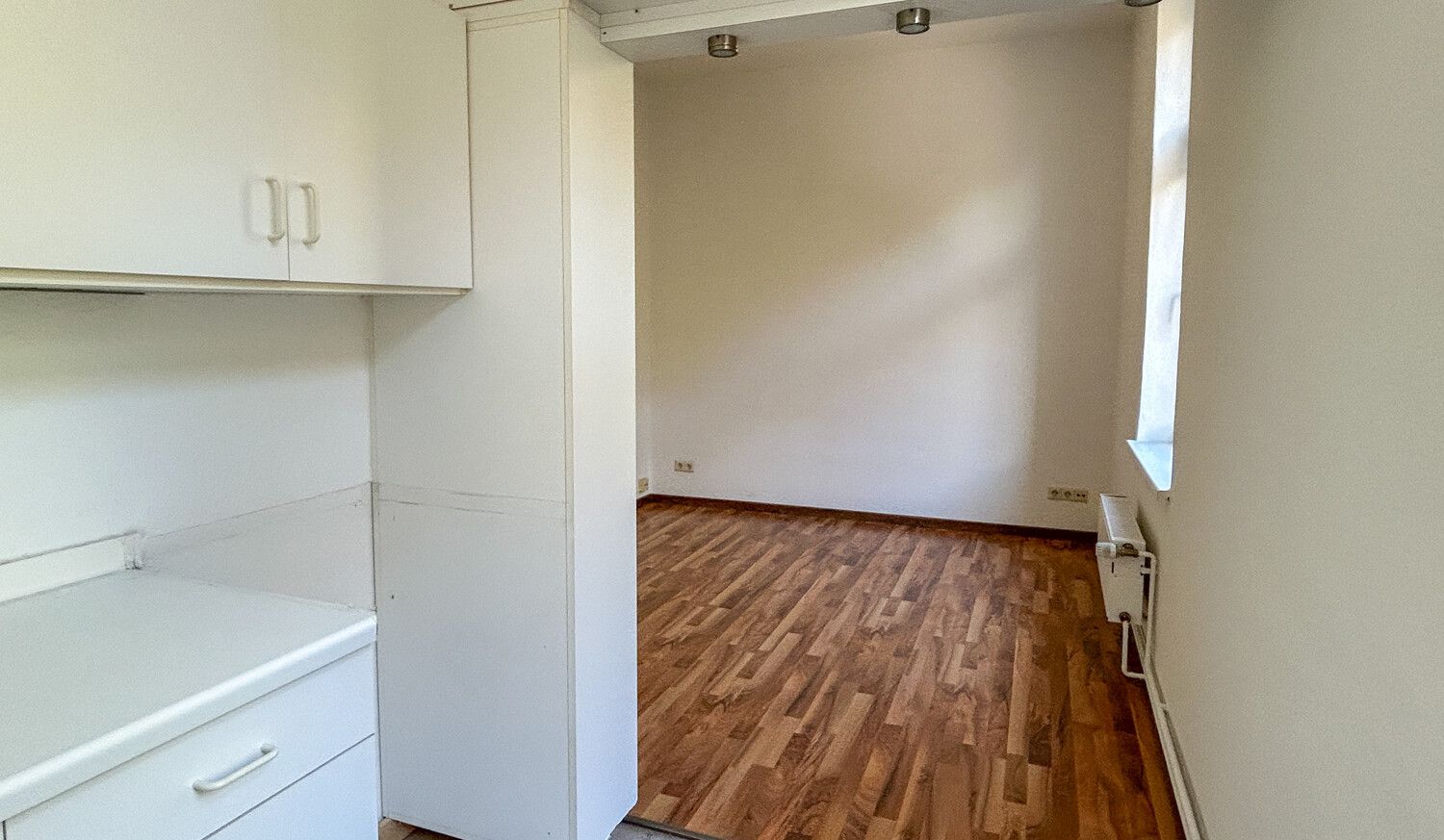 Blick aus der Küche zum Wohnzimmer