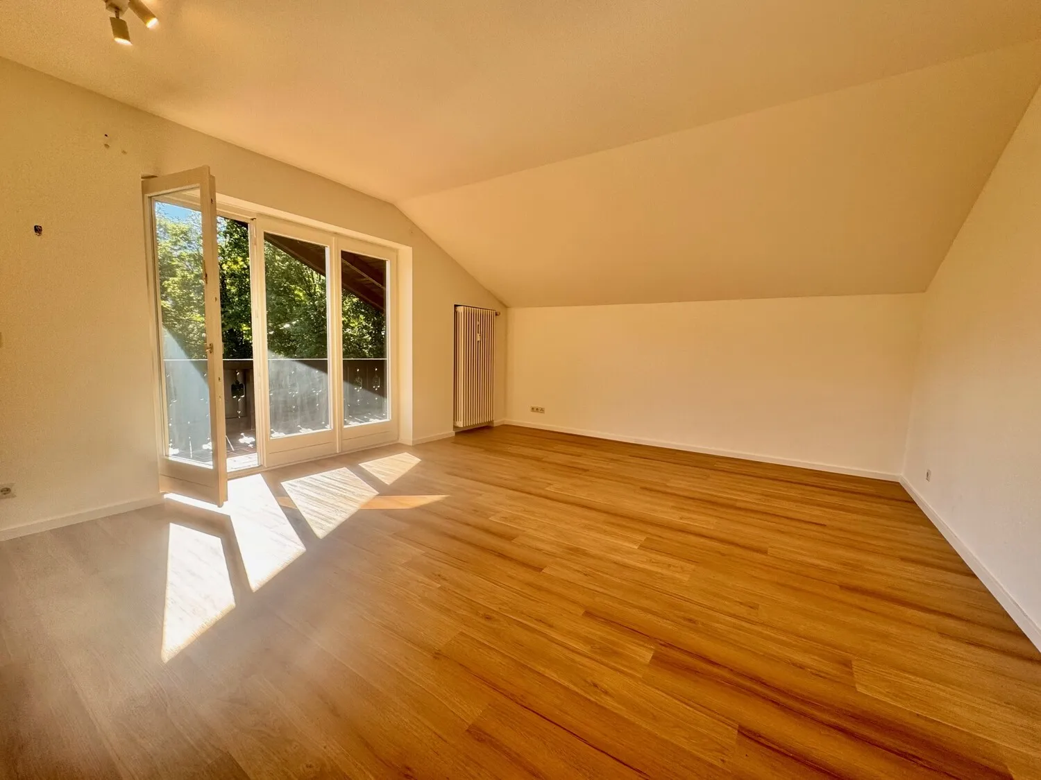 Wohnbereich mit Balkonzugang