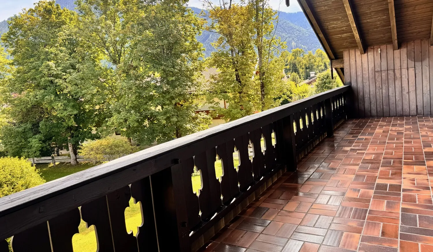 Balkon mit Katzenlauben