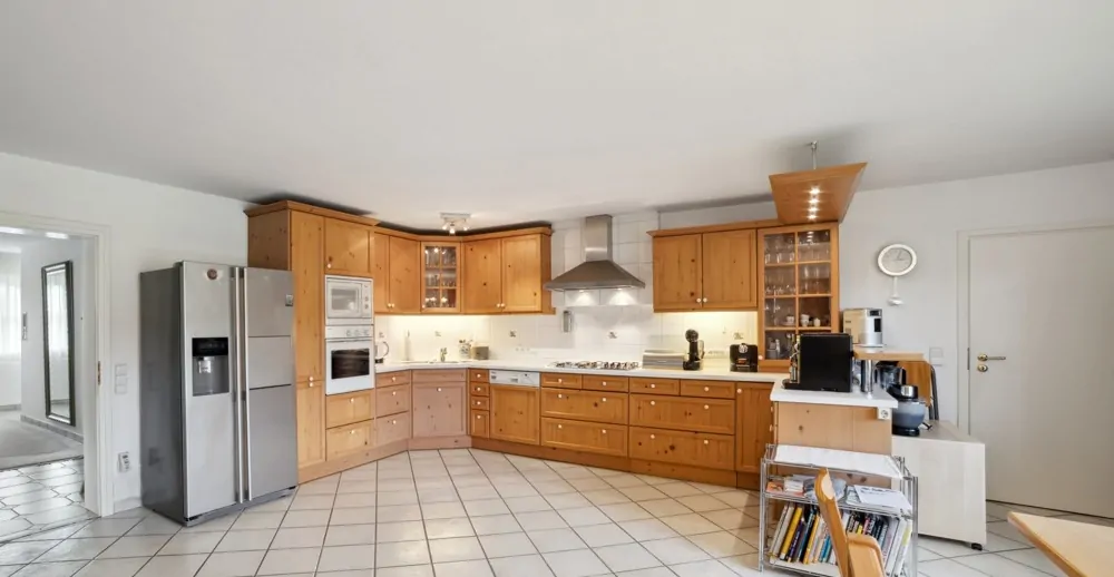 Landhausküche mit direkten Zugang zur Garage