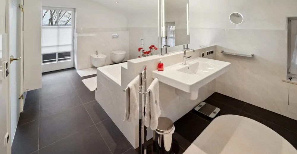 exklusives Bad mit Balkonzugang