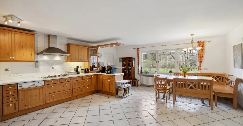 Landhausküche mit Esstisch