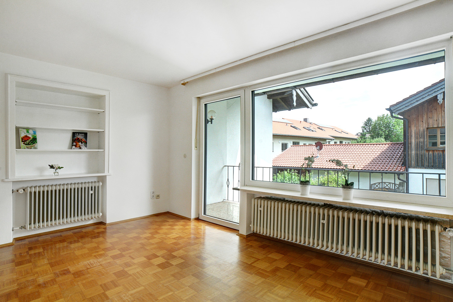 Wohnzimmer mit Balkon