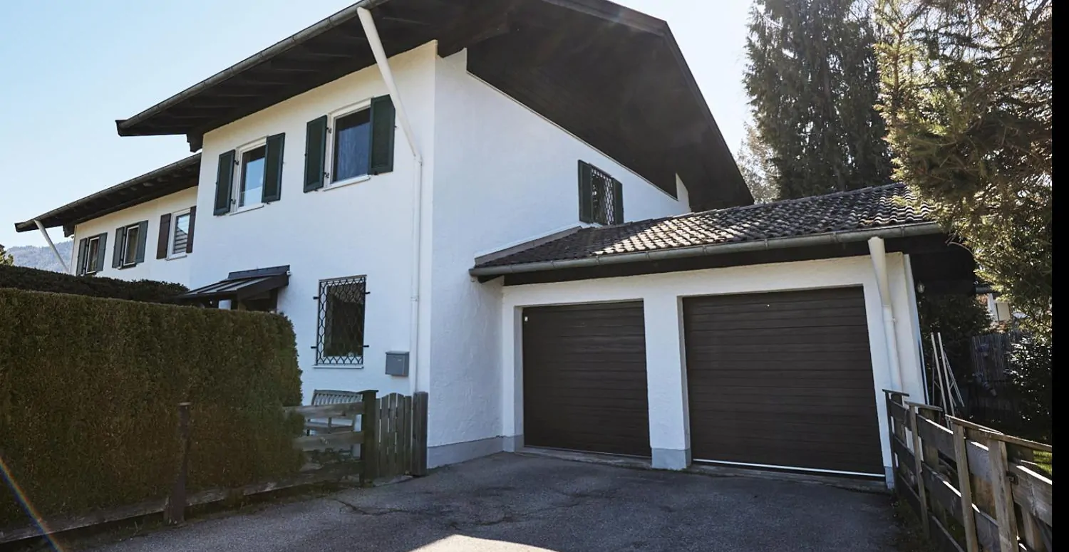 Hausfront und Garage