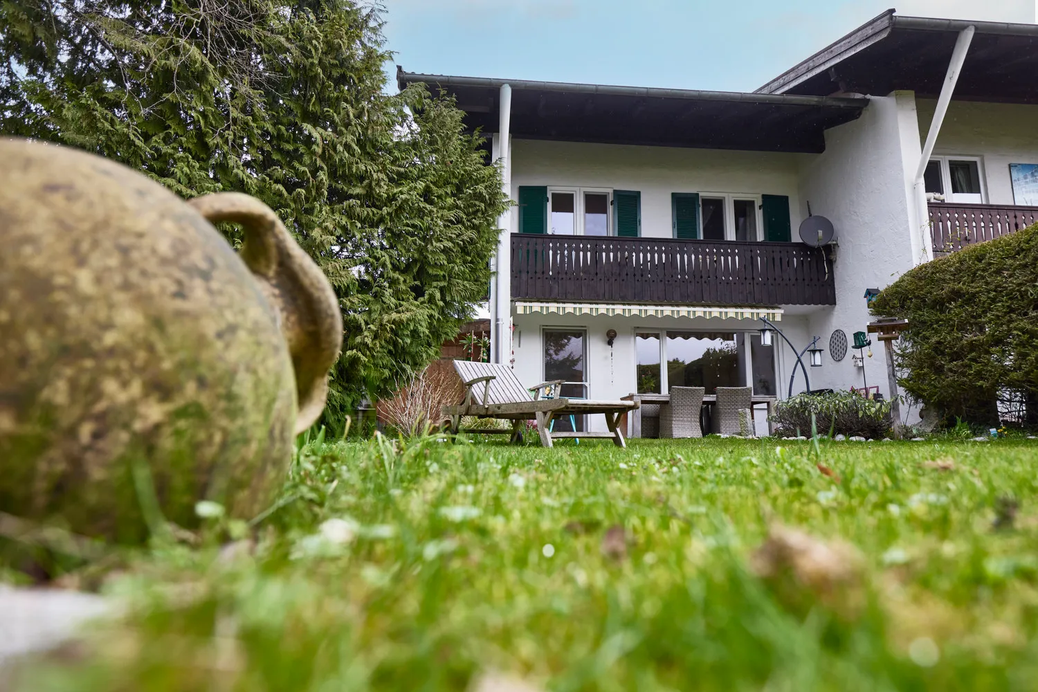 Garten mit  nicht einsehbarer Sonnen-Terrasse