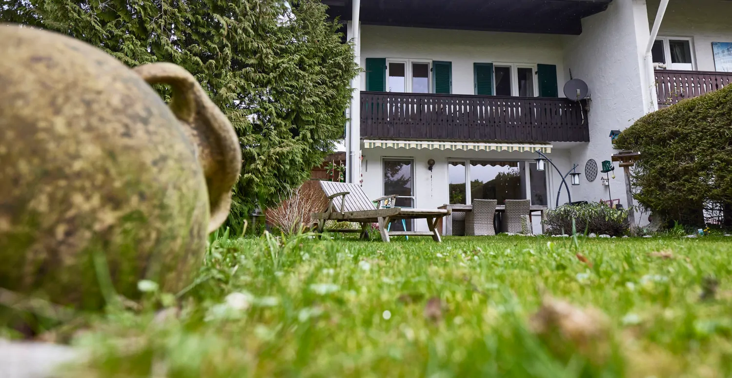 Garten mit  nicht einsehbarer Sonnen-Terrasse