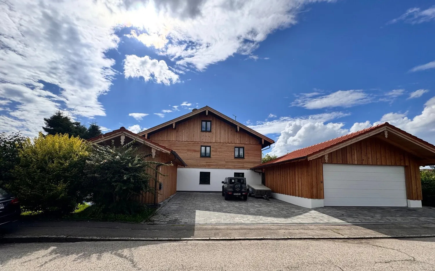 Hausansicht mit Garagen