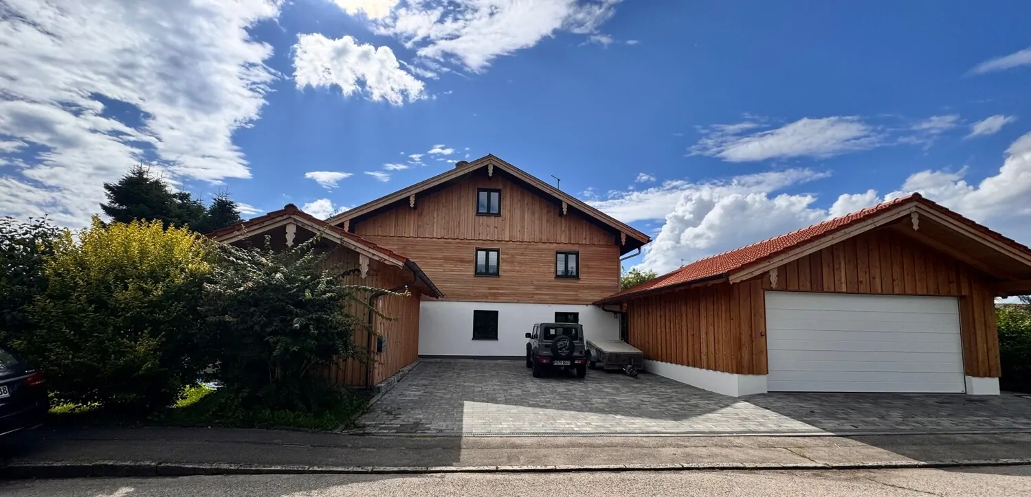 Hausansicht mit Garagen