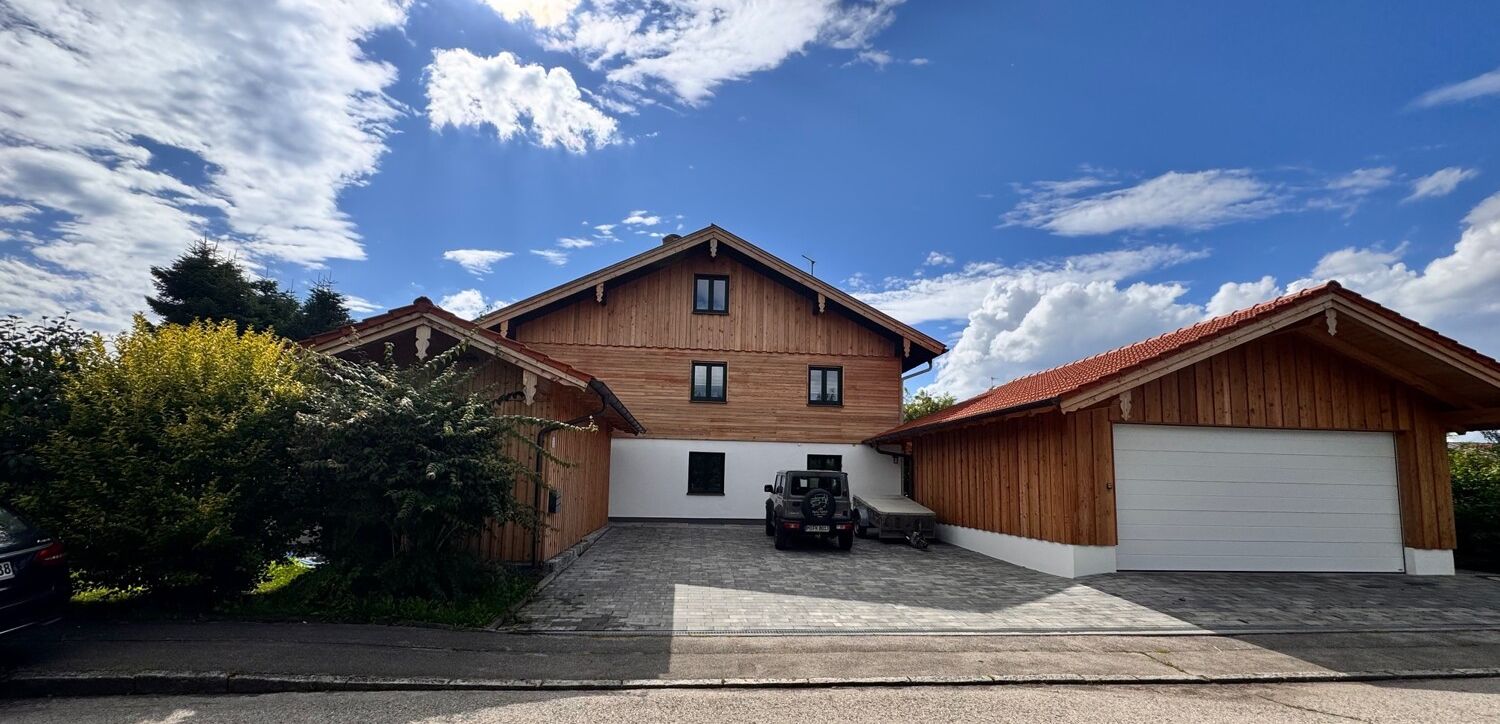 Hausansicht mit Garagen
