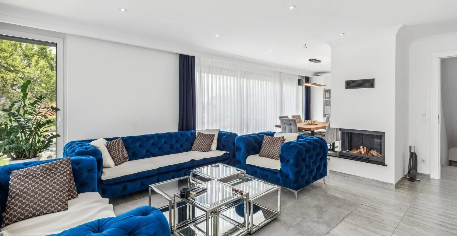 Wohnzimmer mit Kamin EG