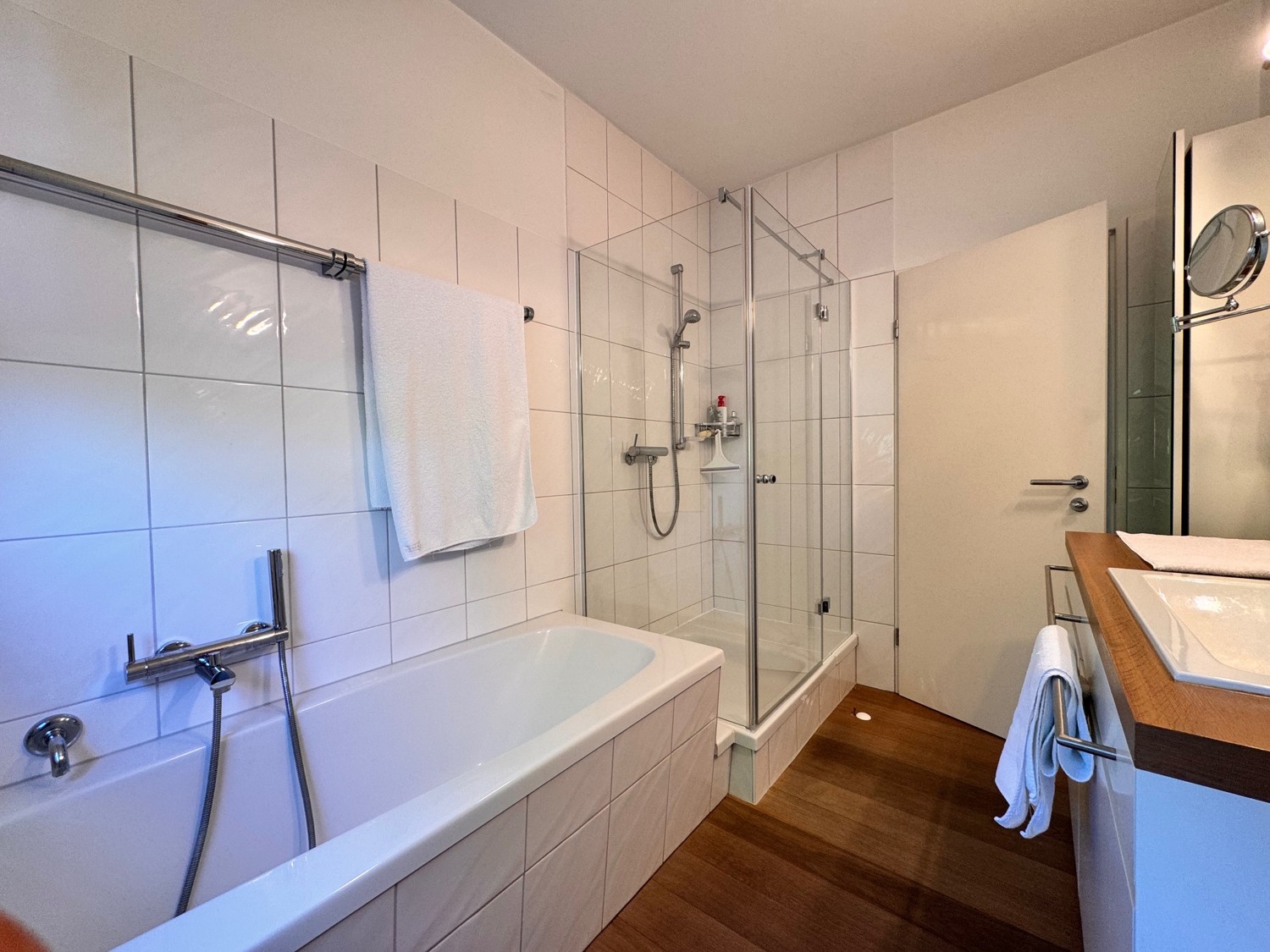 Bad mit Wanne und Dusche