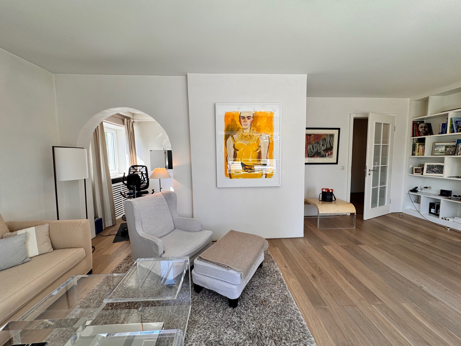 Wohnzimmer mit Zugang zum Esszimmer