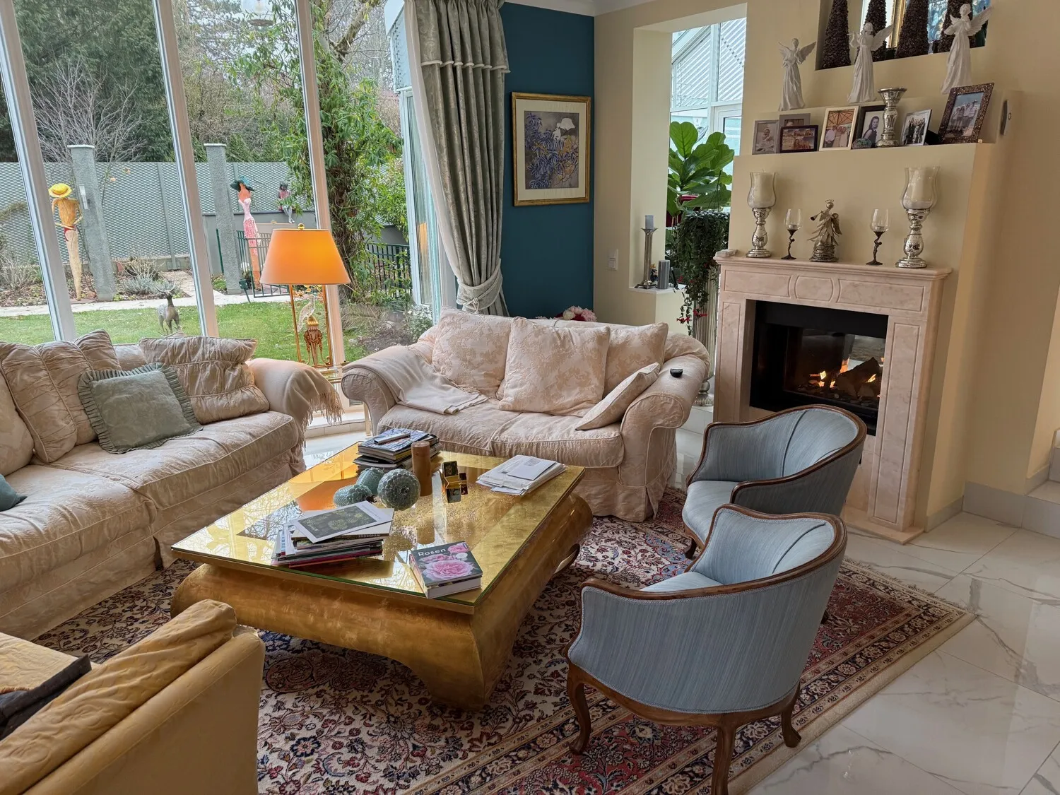 Wohnzimmer mit Kamin