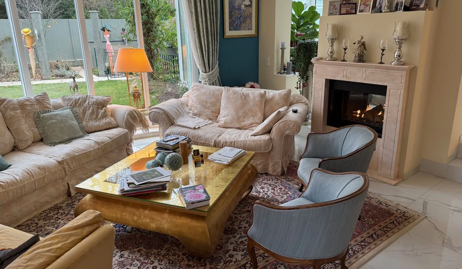 Wohnzimmer mit Kamin