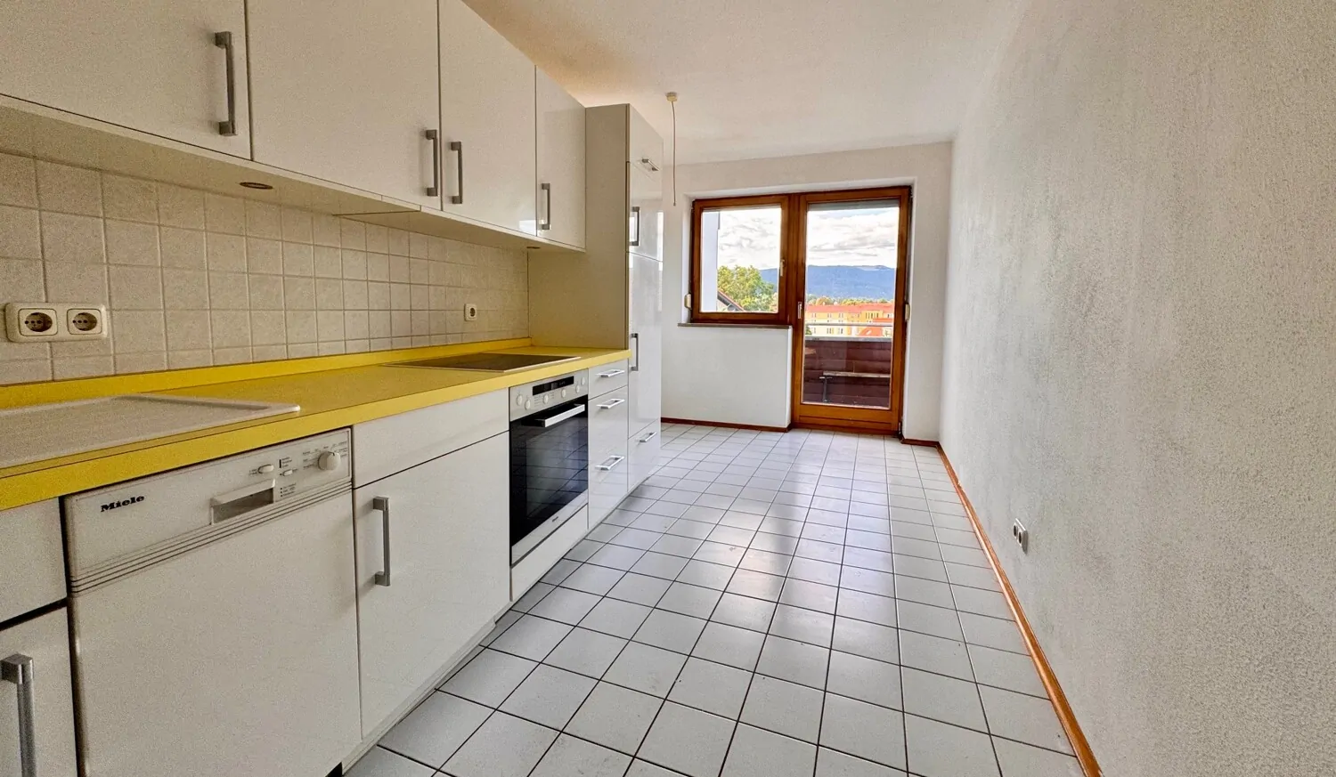 Küche mit Balkon-Zugang