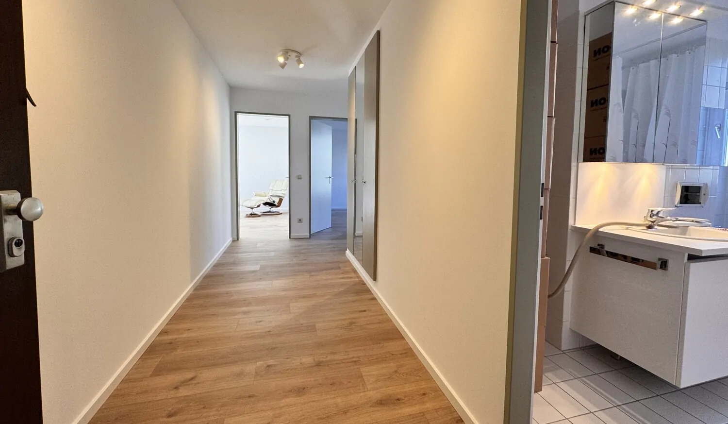 großer Flur mit Einbauschrank