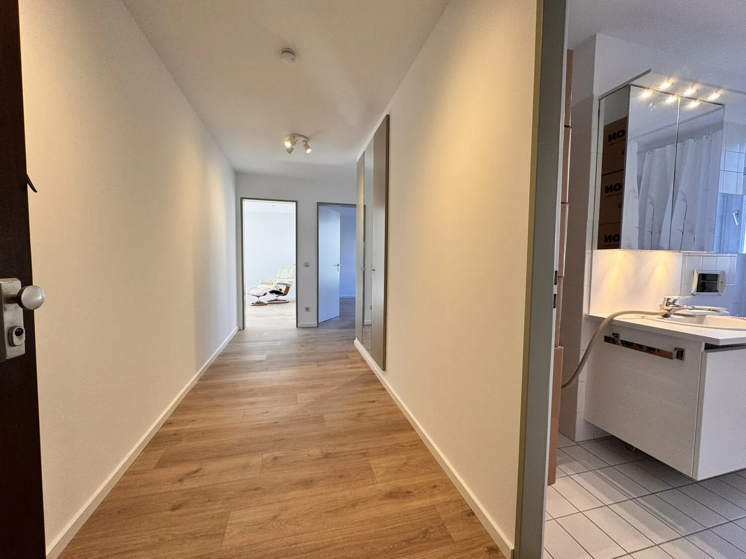 großer Flur mit Einbauschrank